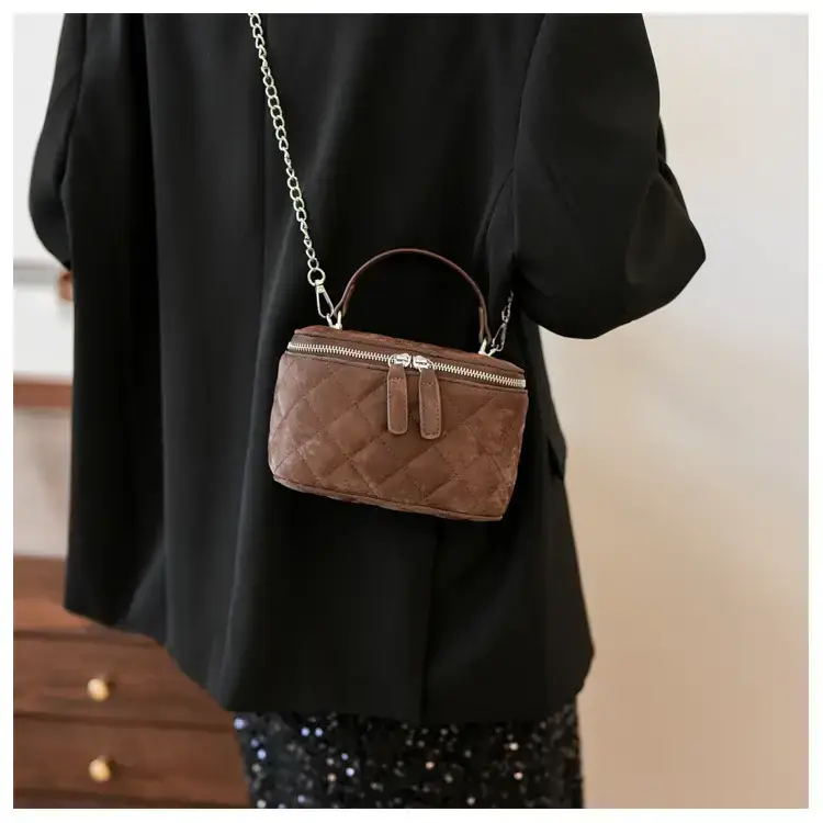 Black Diamond Chain Shoulder Bag 2024 — feature 15