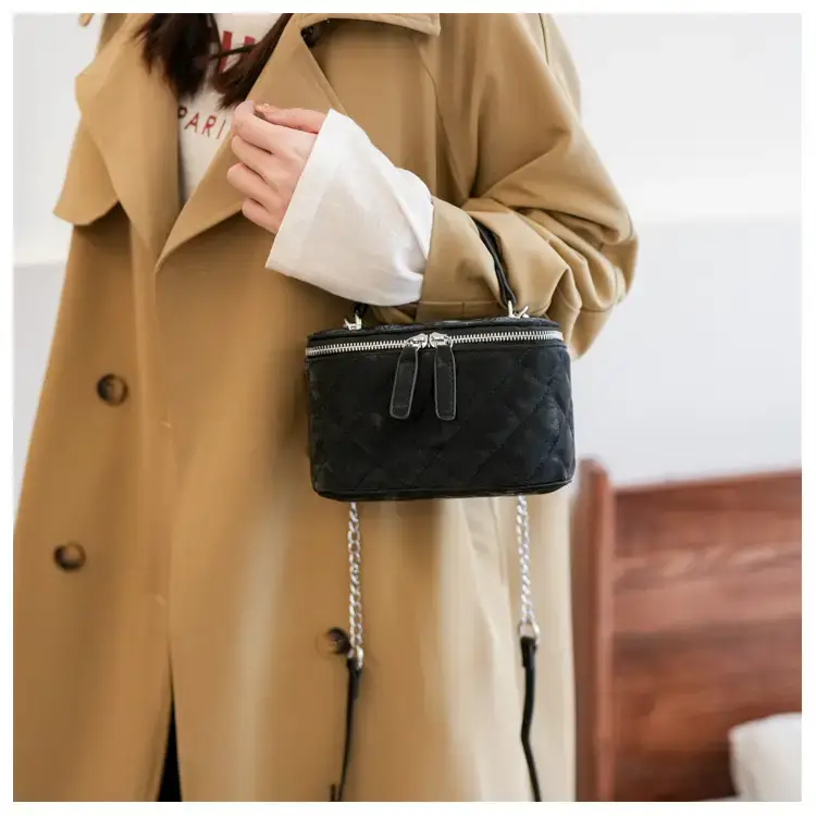 Black Diamond Chain Shoulder Bag 2024 — feature 16