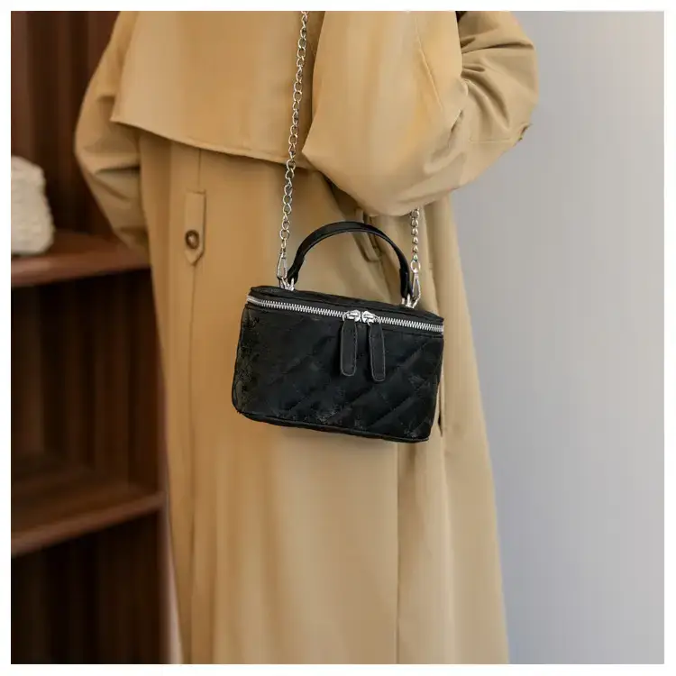 Black Diamond Chain Shoulder Bag 2024 — feature 17
