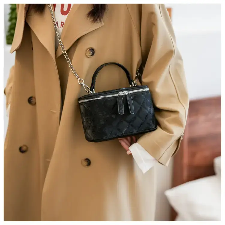 Black Diamond Chain Shoulder Bag 2024 — feature 18