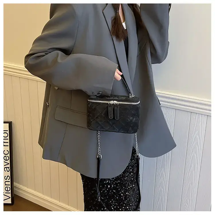 Black Diamond Chain Shoulder Bag 2024 — feature 19