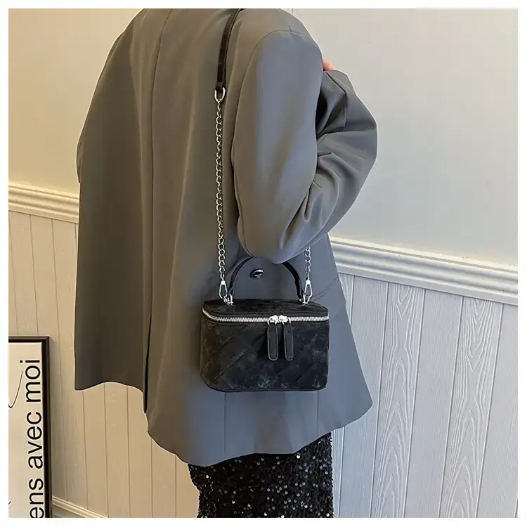 Black Diamond Chain Shoulder Bag 2024 — feature 20