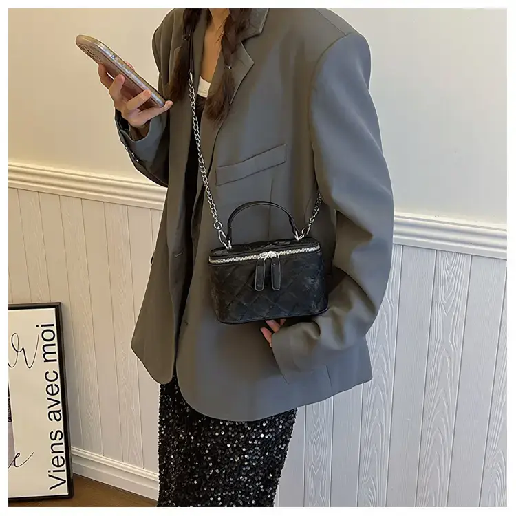 Black Diamond Chain Shoulder Bag 2024 — feature 21