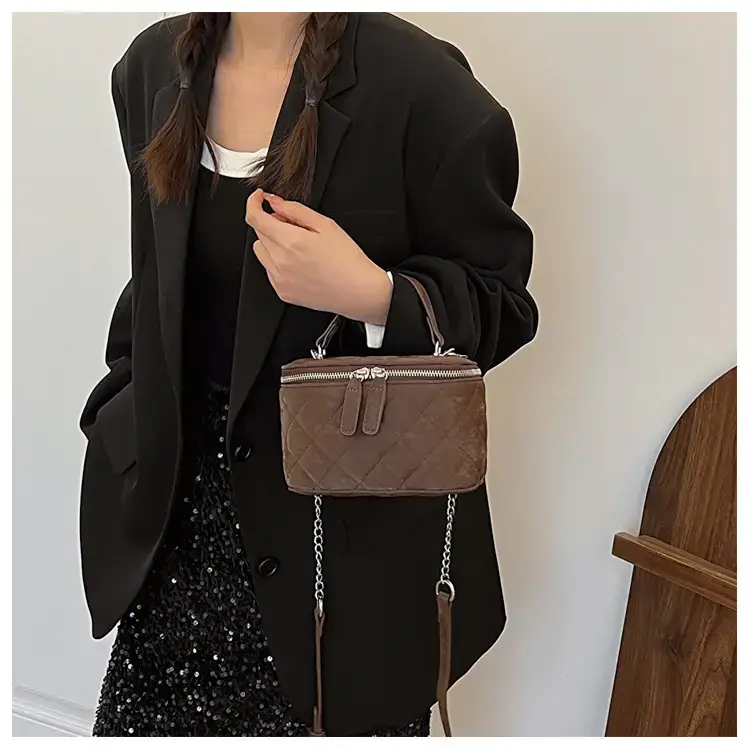 Black Diamond Chain Shoulder Bag 2024 — feature 22