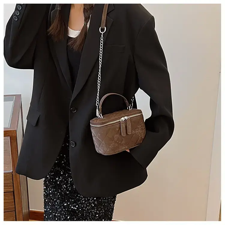Black Diamond Chain Shoulder Bag 2024 — feature 23