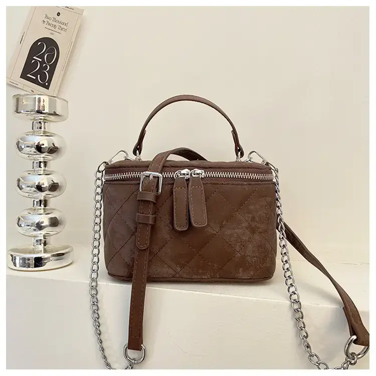 Black Diamond Chain Shoulder Bag 2024 — feature 28