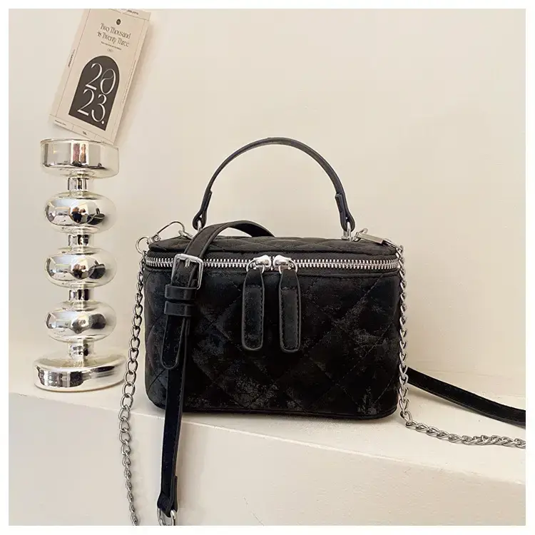Black Diamond Chain Shoulder Bag 2024 — feature 29