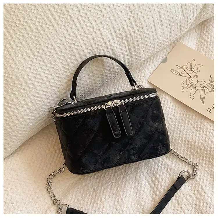 Black Diamond Chain Shoulder Bag 2024 — feature 31