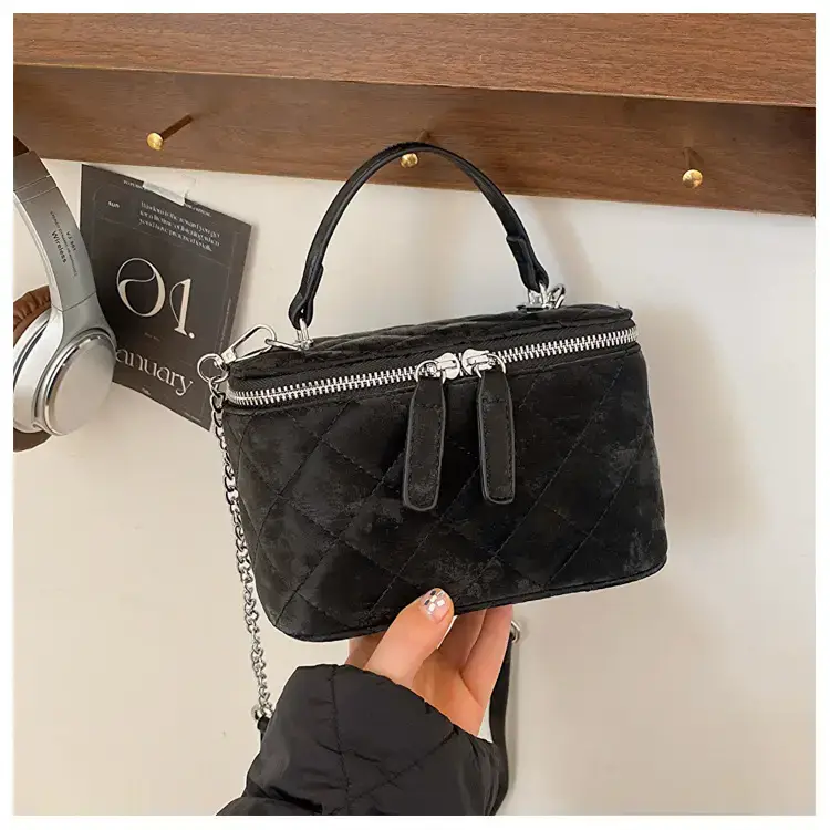 Black Diamond Chain Shoulder Bag 2024 — feature 34