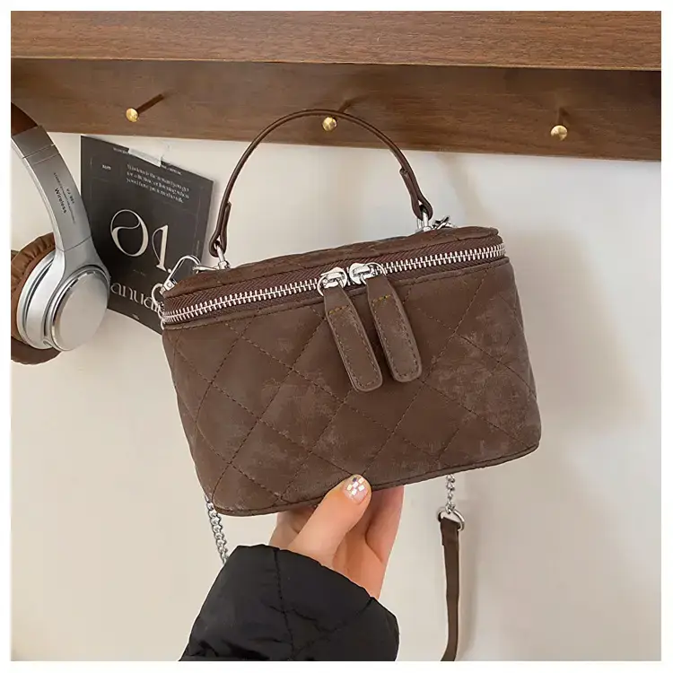 Black Diamond Chain Shoulder Bag 2024 — feature 35