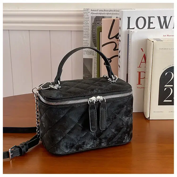 Black Diamond Chain Shoulder Bag 2024 — feature 36