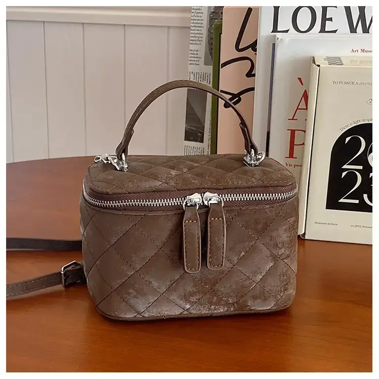 Black Diamond Chain Shoulder Bag 2024 — feature 37