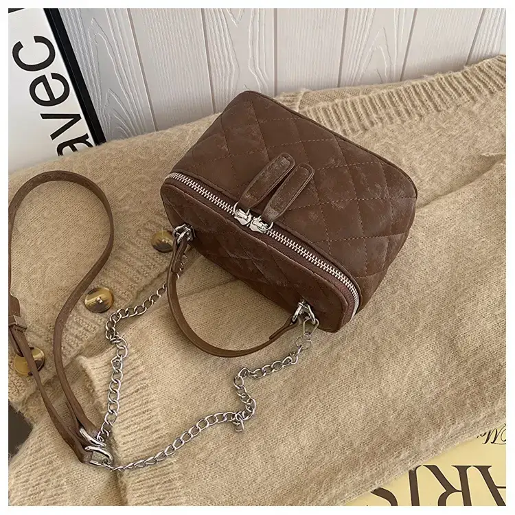 Black Diamond Chain Shoulder Bag 2024 — feature 38