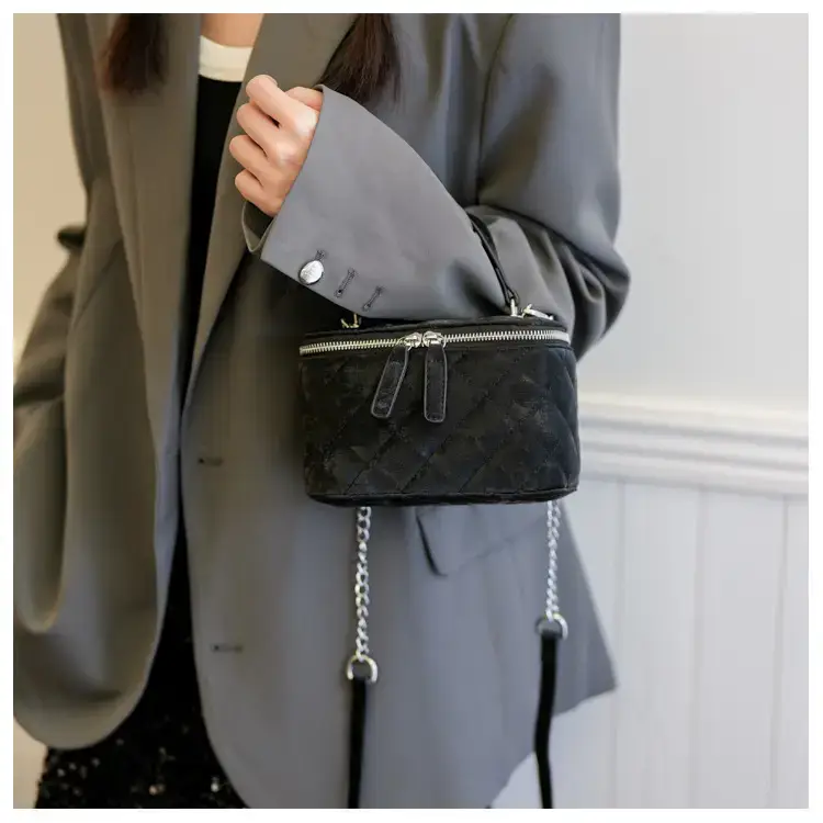 Black Diamond Chain Shoulder Bag 2024 — feature 9