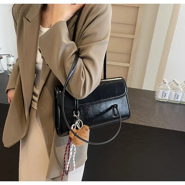 Women's Retro Shoulder Bag Brown Heart Charm — feature 12