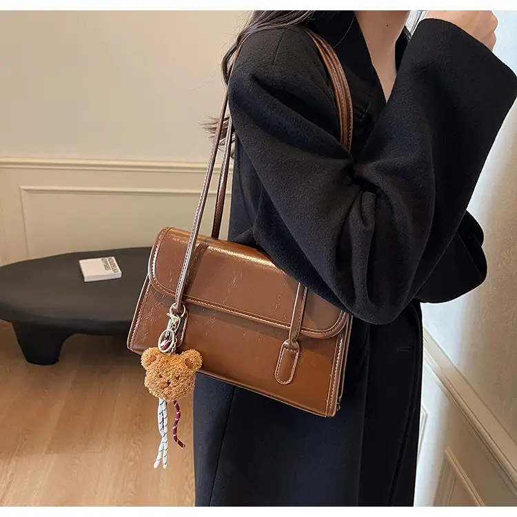 Women's Retro Shoulder Bag Brown Heart Charm — feature 13