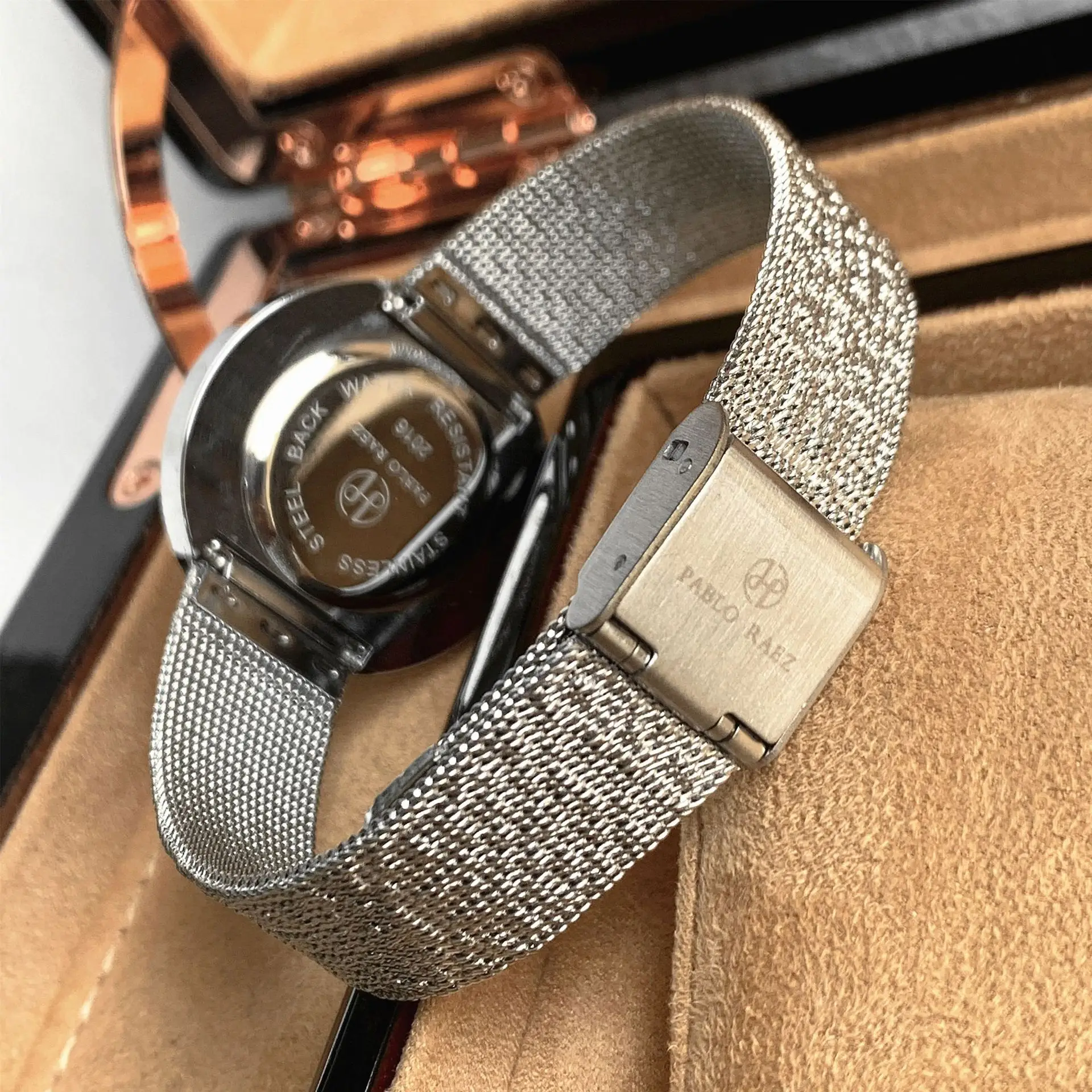 Small Green Quartz Women's Watch with Diamond Band - Image 5