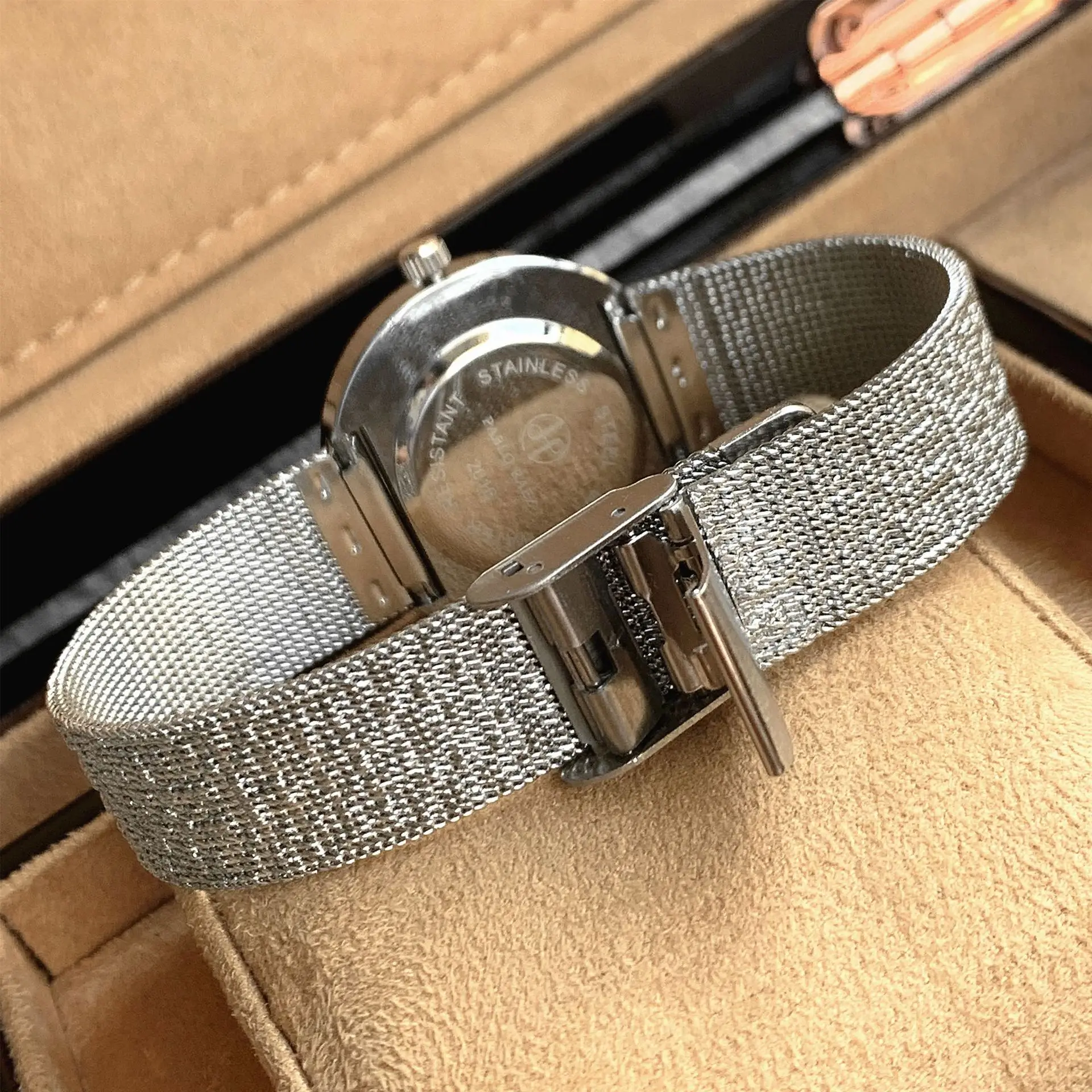 Small Green Quartz Women's Watch with Diamond Band - Image 6