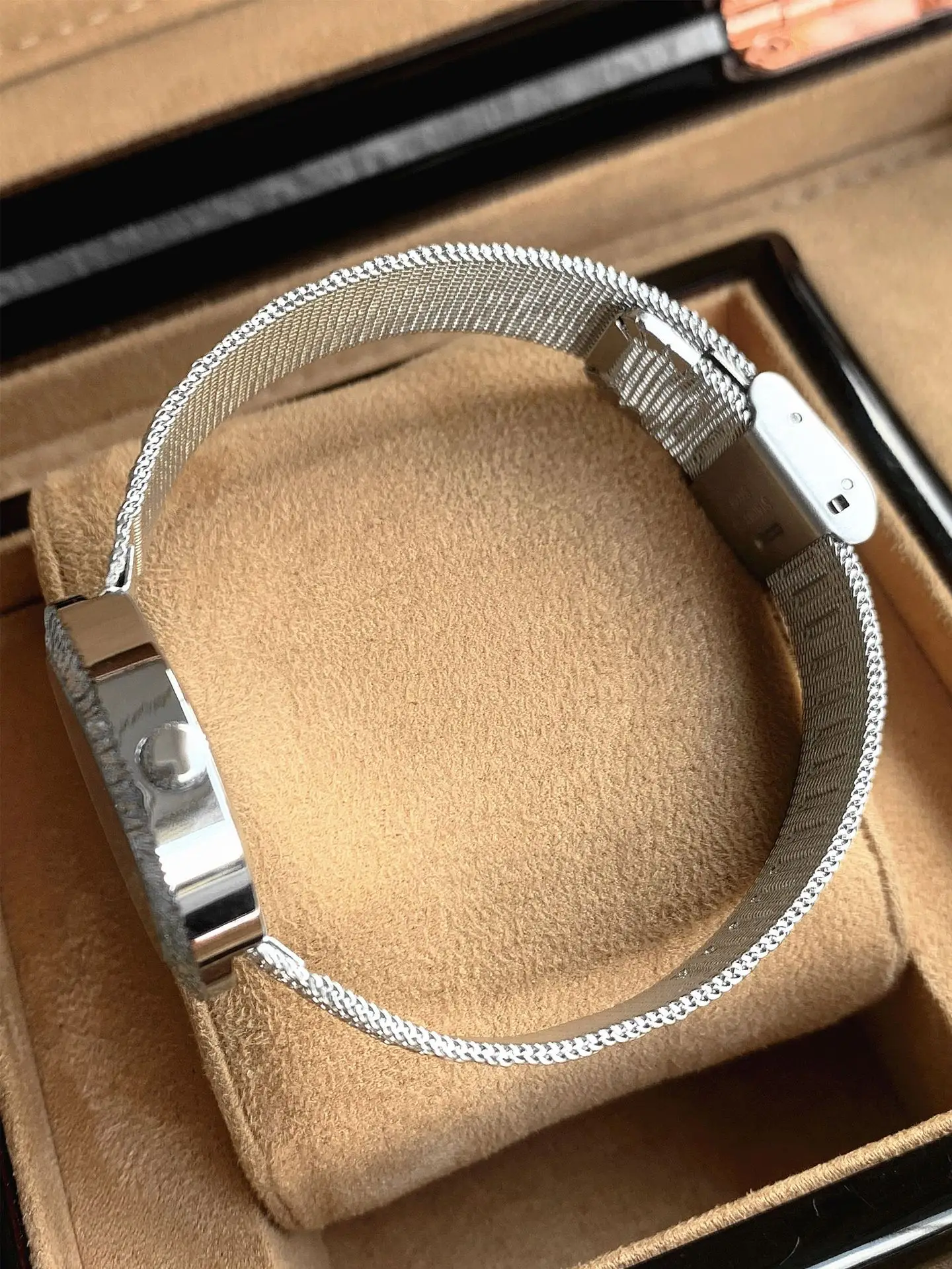 Small Green Quartz Women's Watch with Diamond Band — feature 12