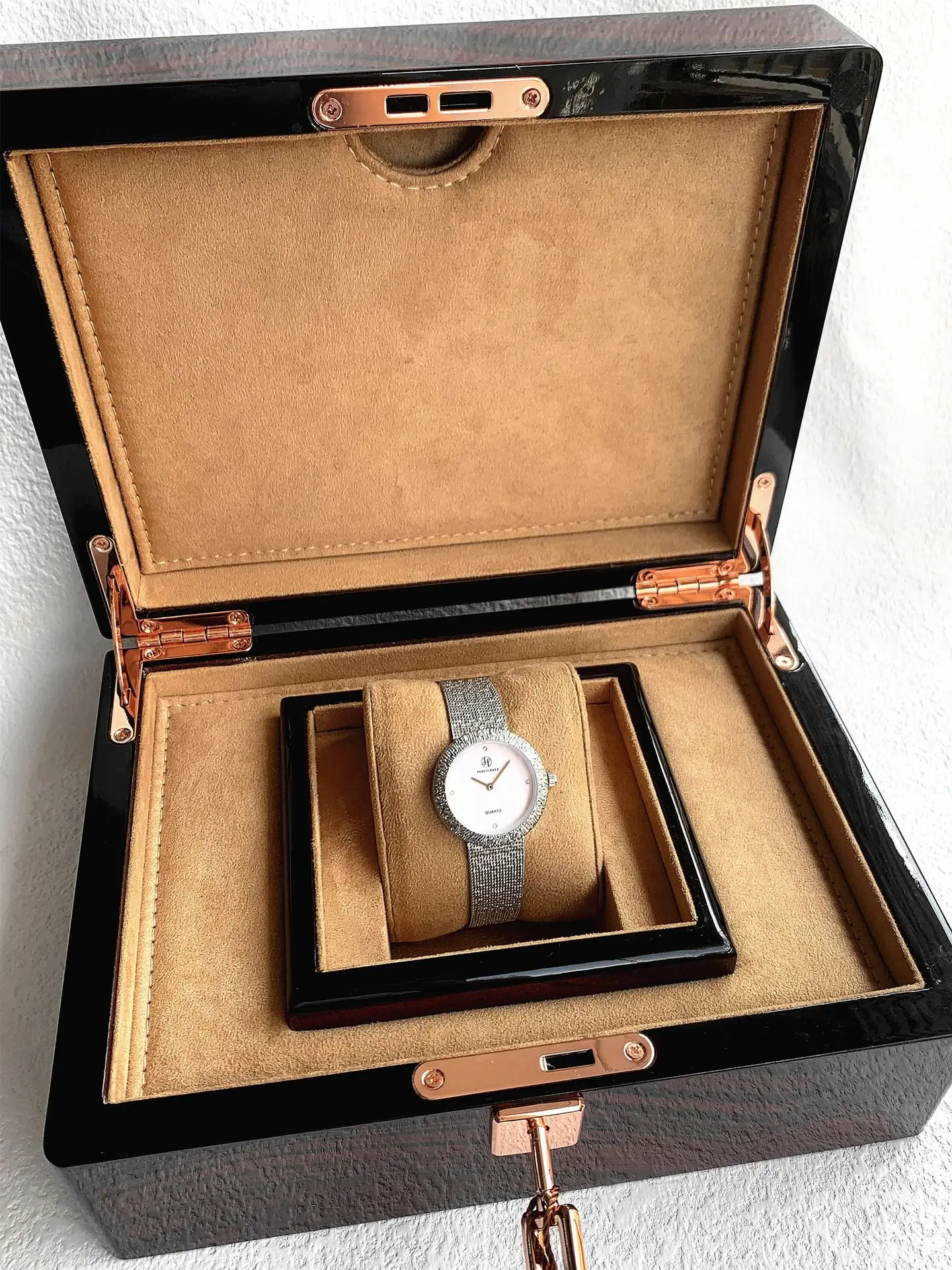 Small Green Quartz Women's Watch with Diamond Band — feature 16