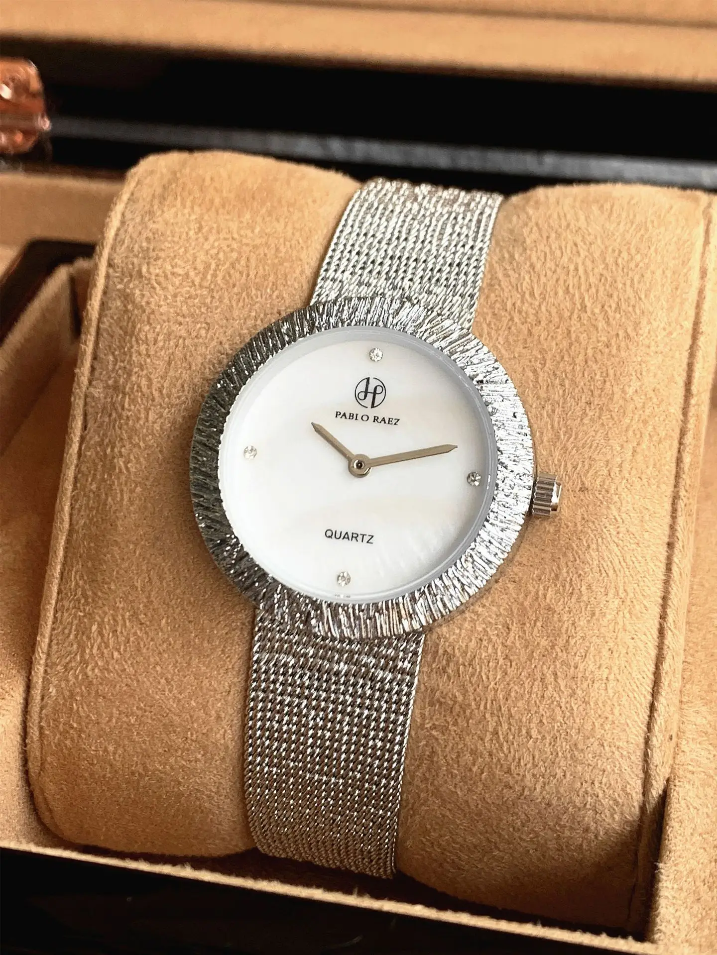 Small Green Quartz Women's Watch with Diamond Band - Image 3