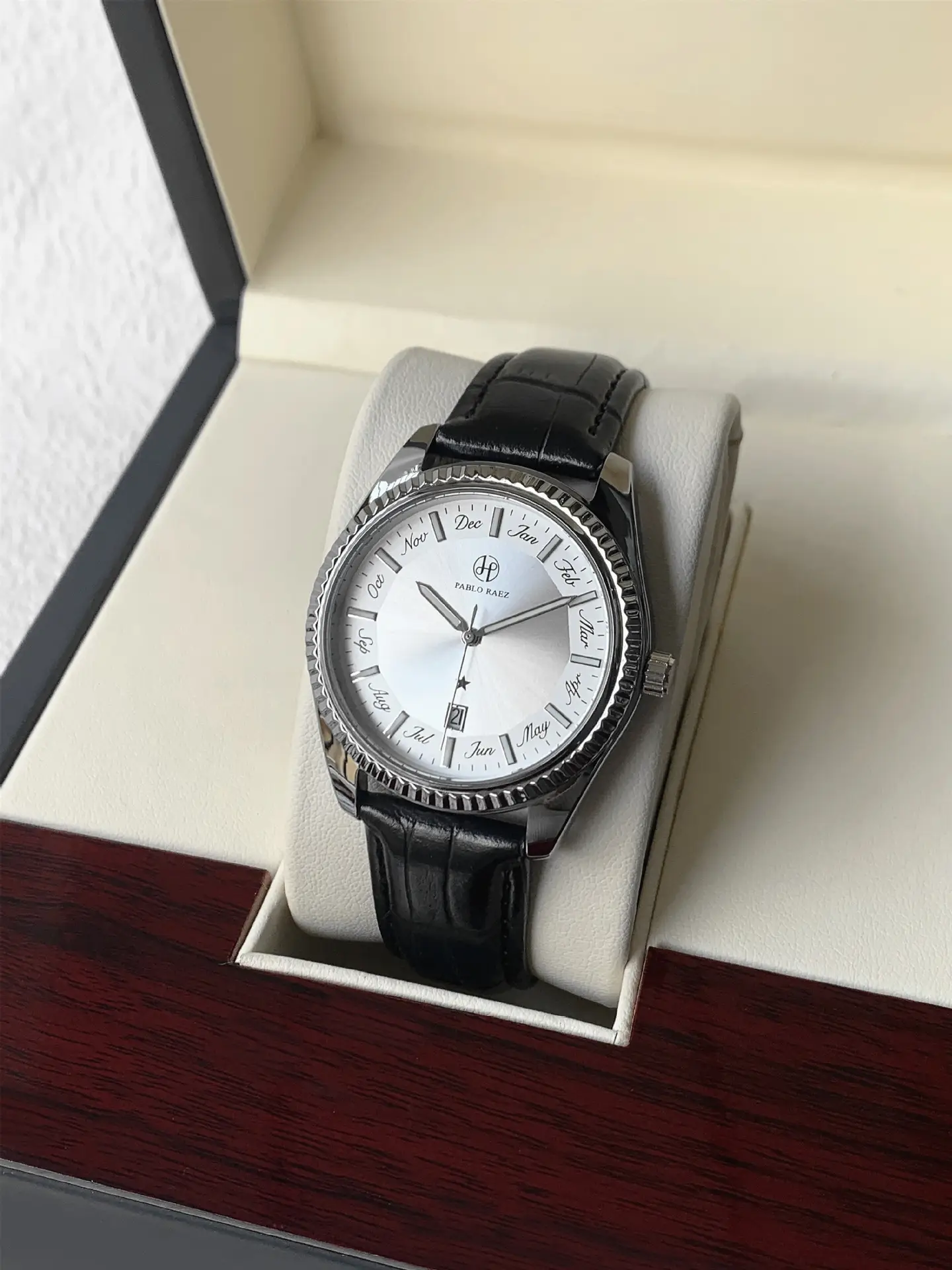 Men's Brown Leather Strap Quartz Watch with Luminous Dial — feature 10