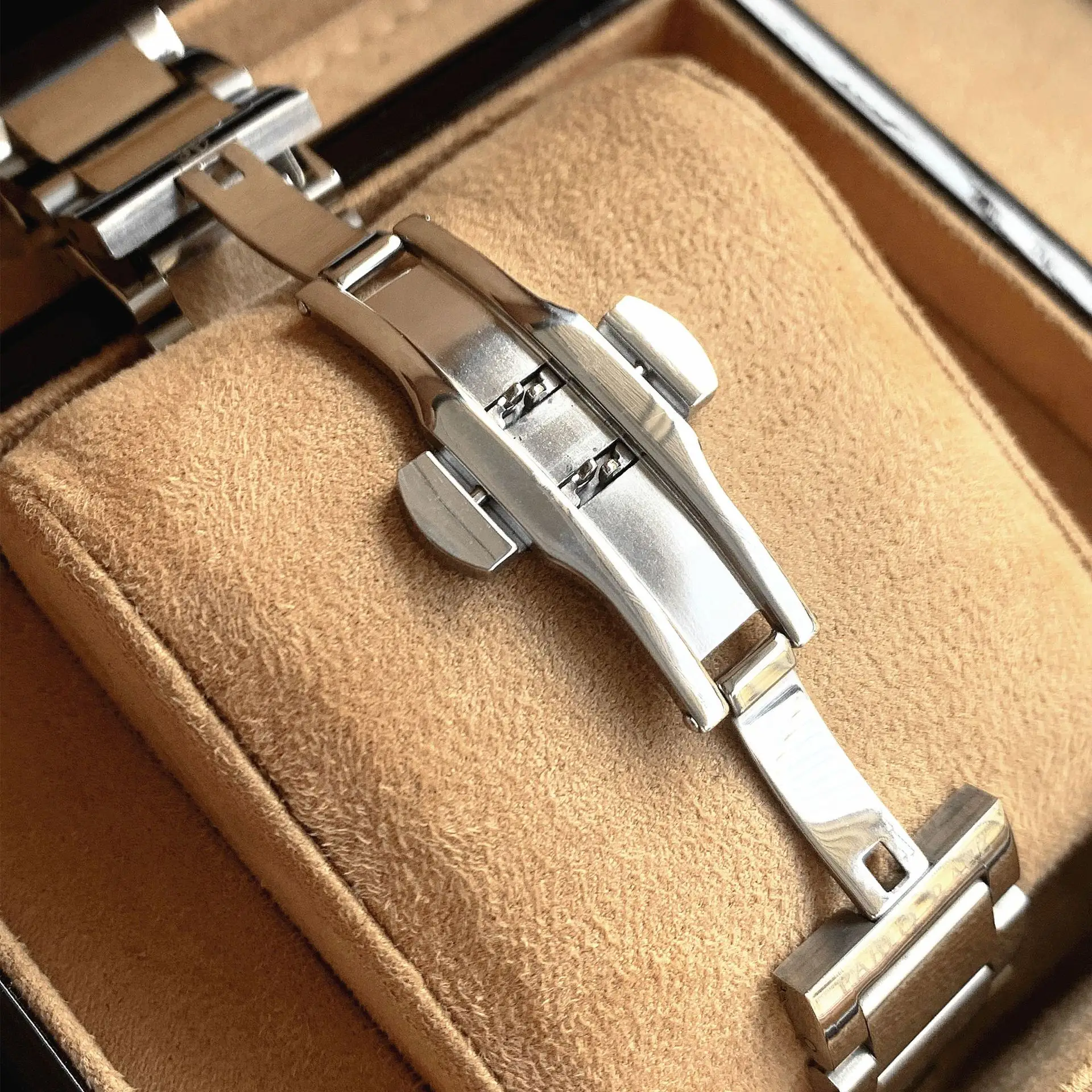 Men's Quartz Watch with Butterfly Buckle & Luminous Dial