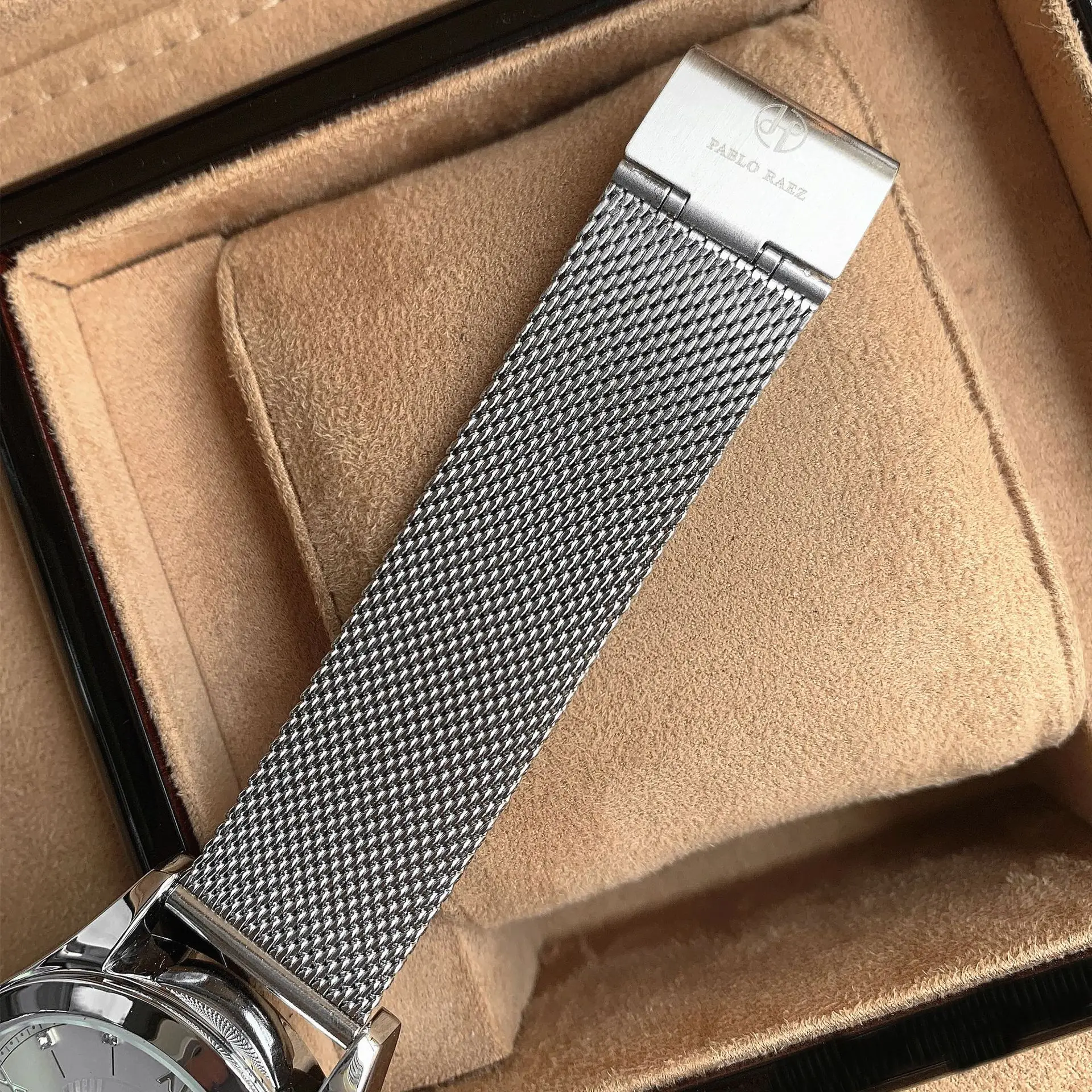 Men's Quartz Watch with Calendar & Leather Strap — feature 23
