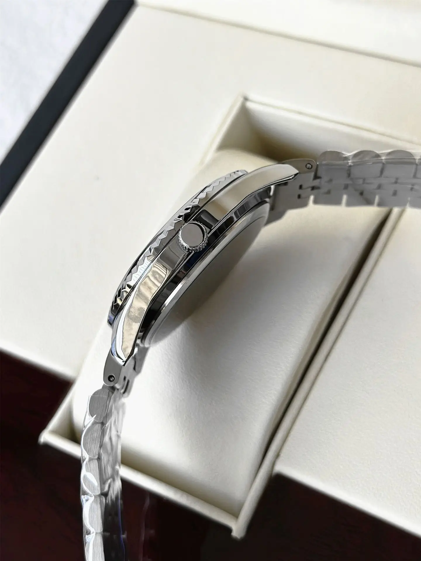 Men's Stainless Steel Calendar Watch with Luminous Dial — feature 15