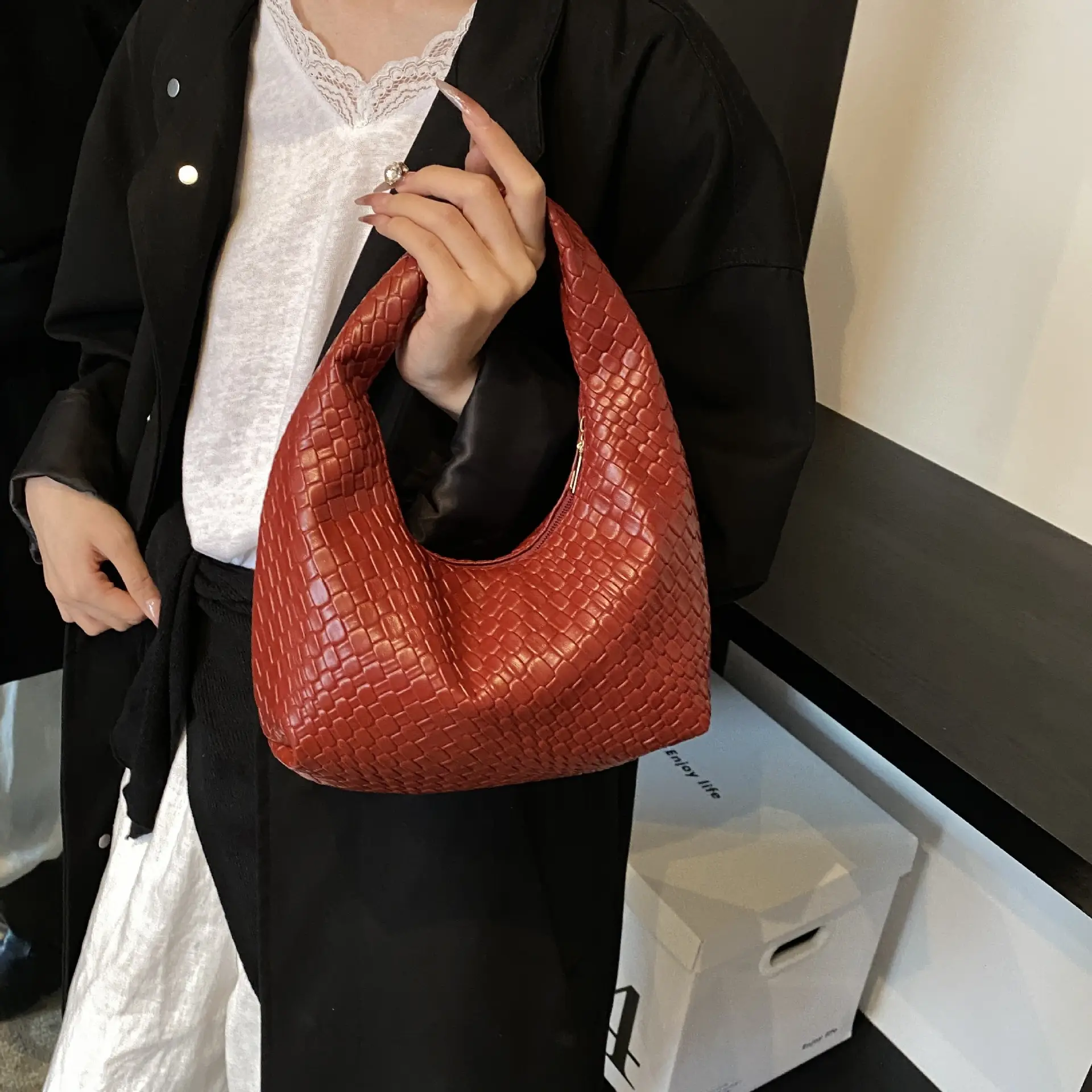 Women's Woven Bag Large Capacity Winter Fashion Commuting - Image 7