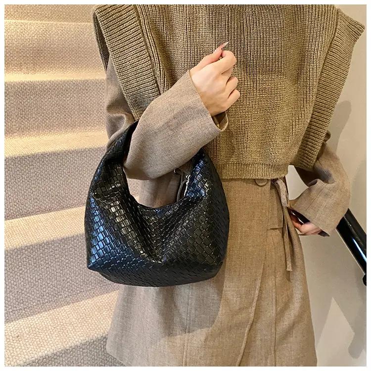 Women's Woven Bag Large Capacity Winter Fashion Commuting — feature 15