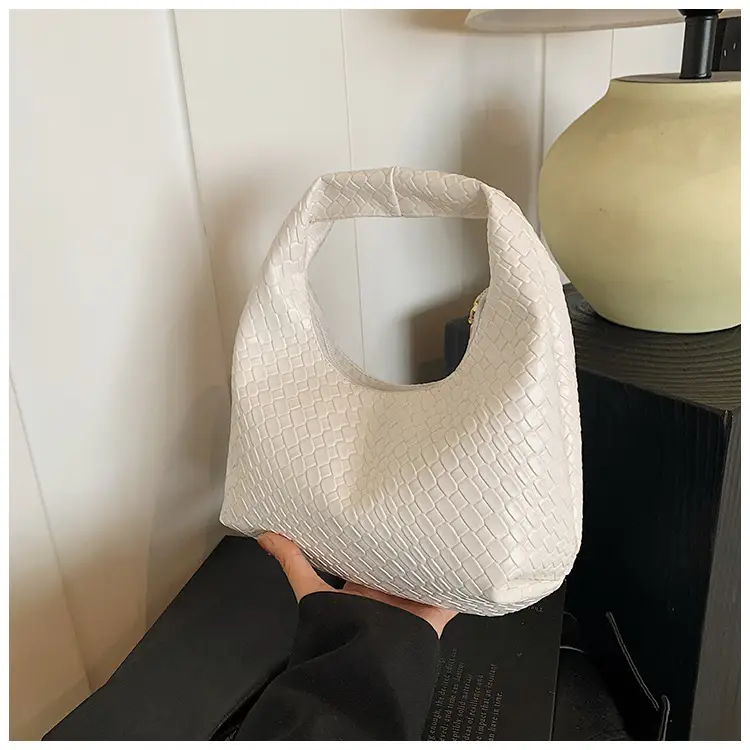 Women's Woven Bag Large Capacity Winter Fashion Commuting — feature 22