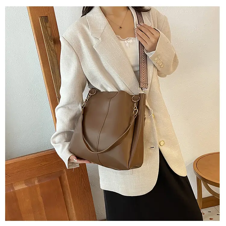 Women's Large Capacity Shoulder Bag Cream Brown — feature 11