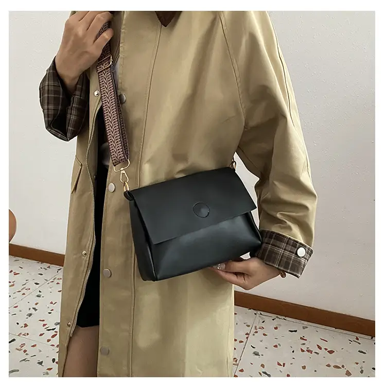 Women's Large Capacity Shoulder Bag Cream Brown — feature 9