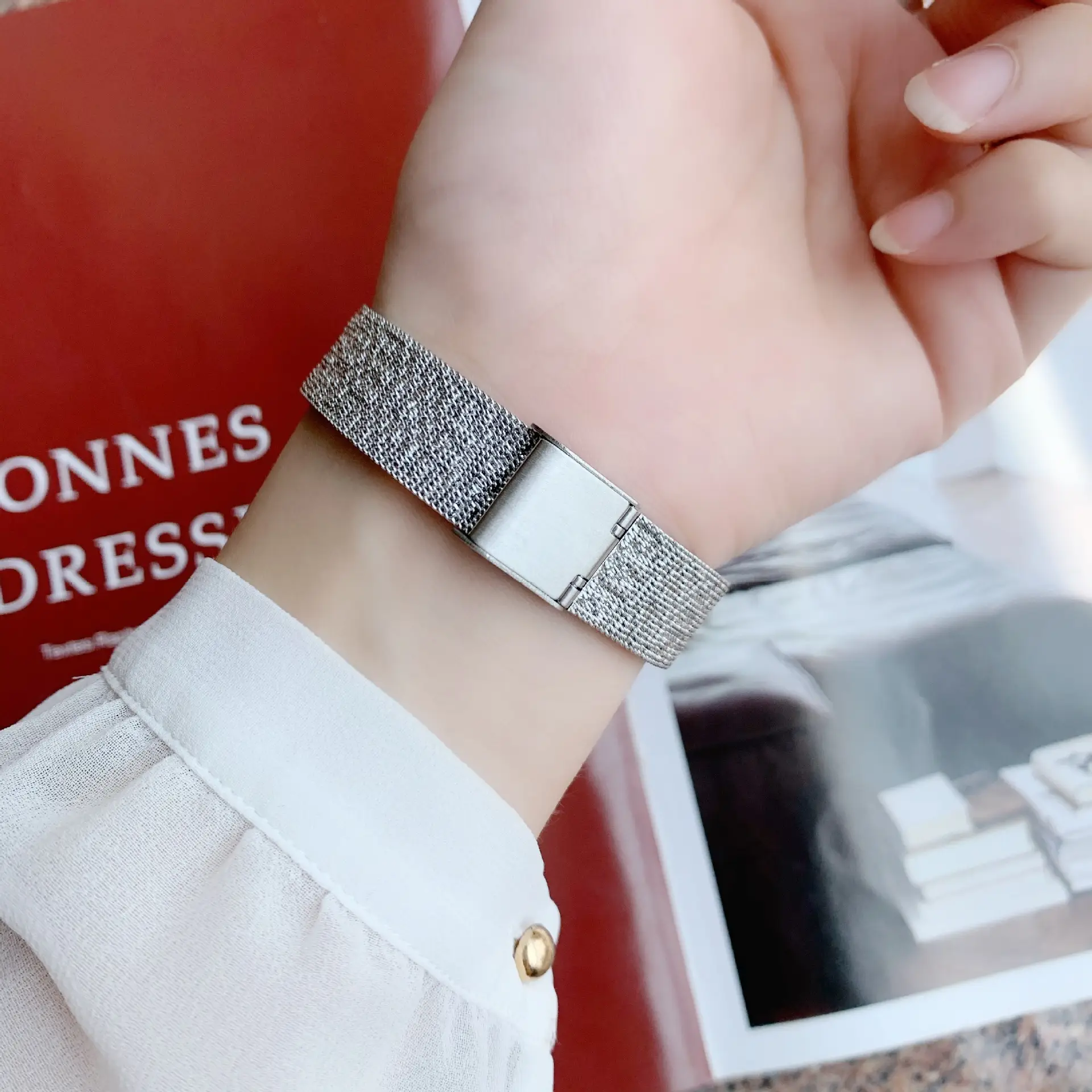 Women's Antique Steel Band Watch White Temperament - Image 6