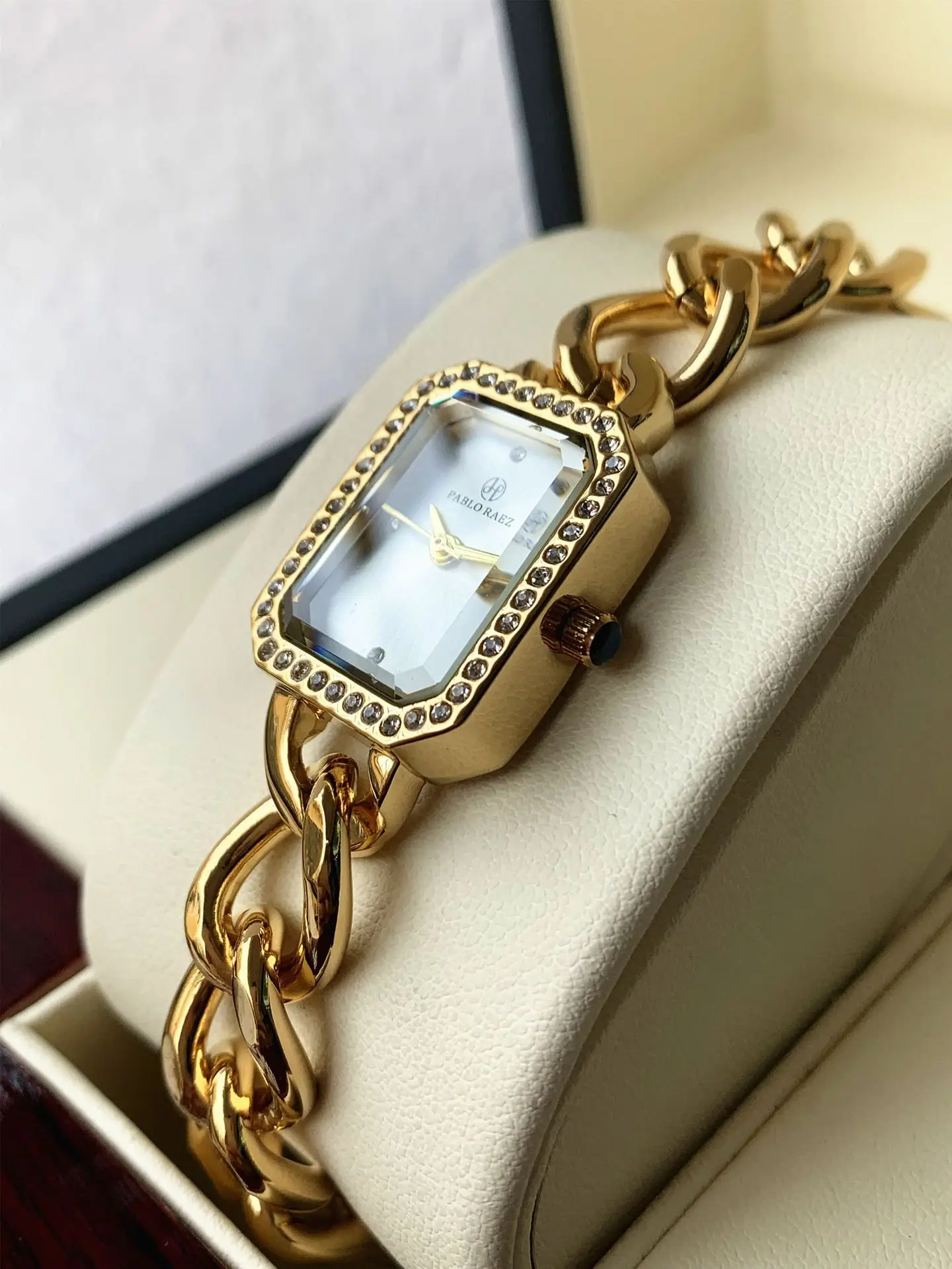 Ladies Waterproof Gold Bracelet Watch Tuhao — feature 10