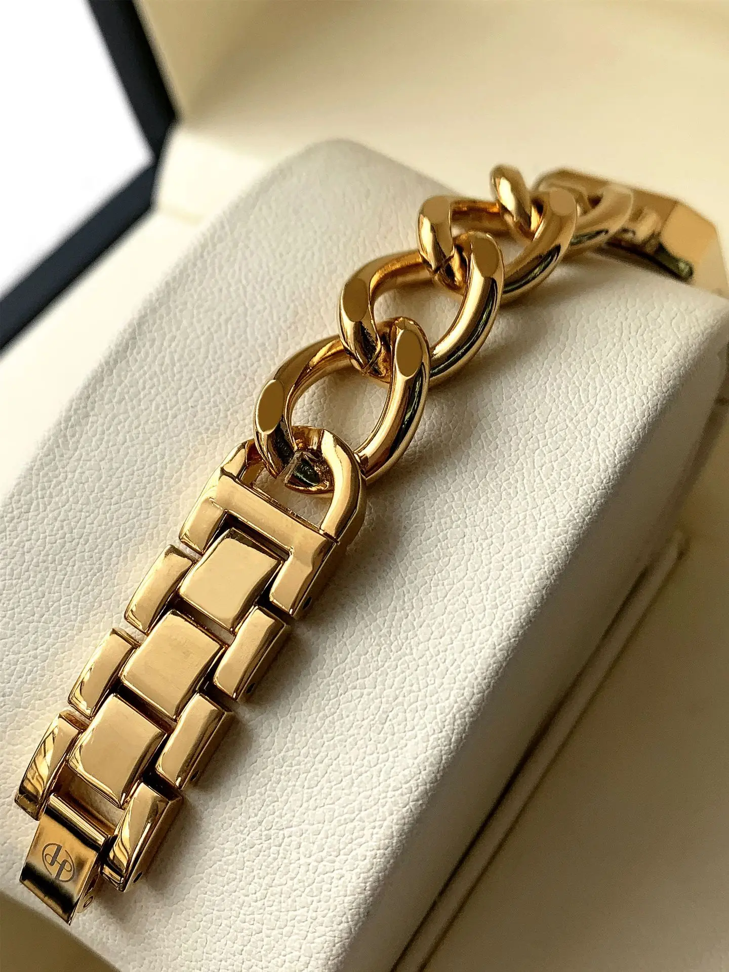 Ladies Waterproof Gold Bracelet Watch Tuhao — feature 13