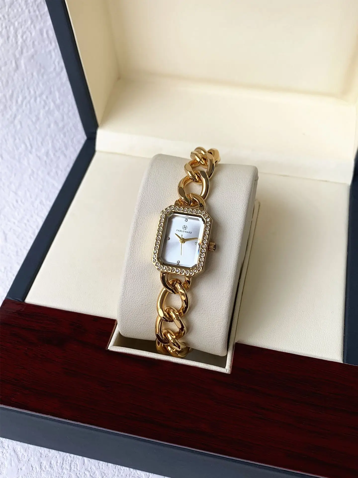 Ladies Waterproof Gold Bracelet Watch Tuhao — feature 15