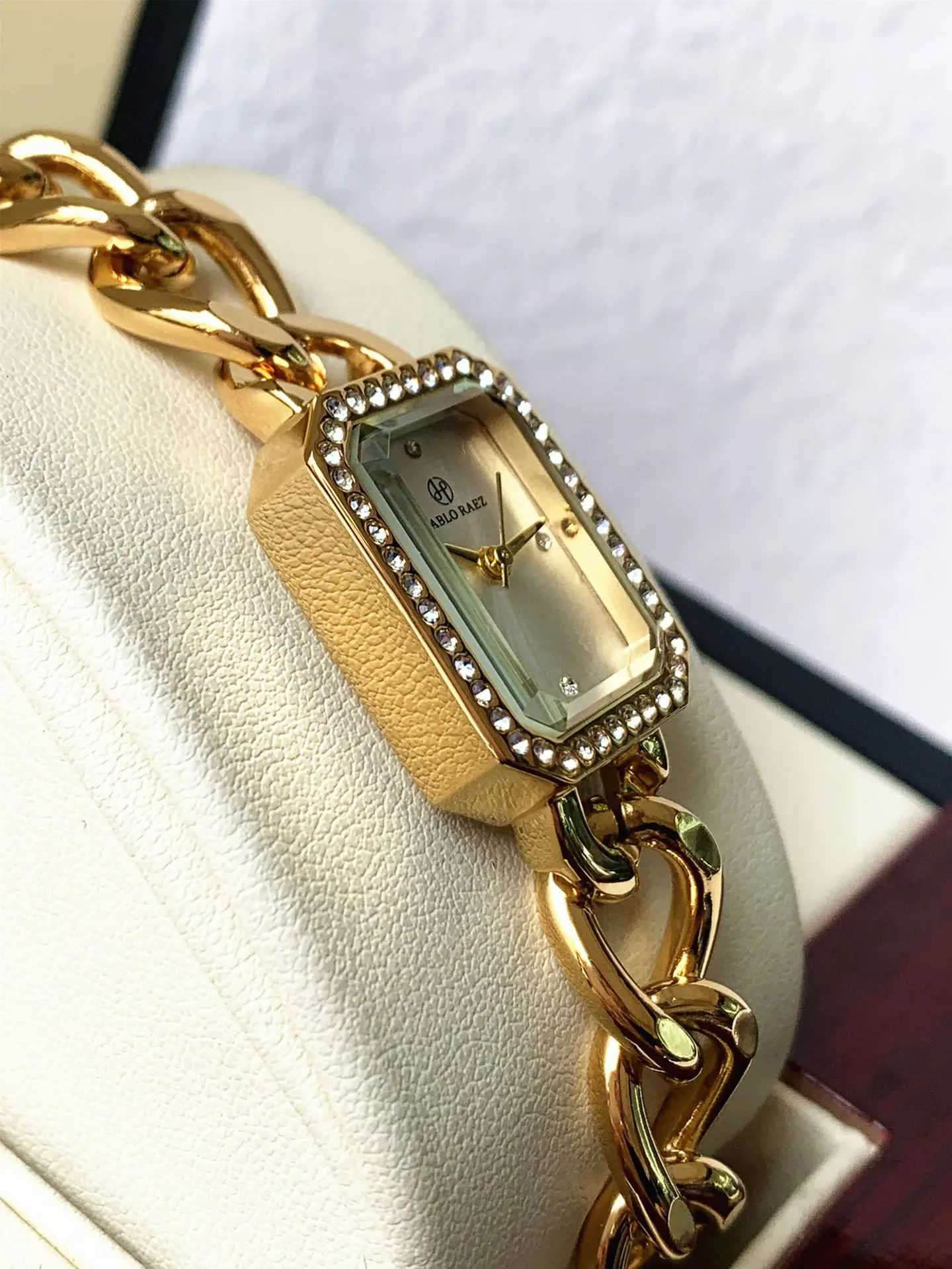 Ladies Waterproof Gold Bracelet Watch Tuhao — feature 17