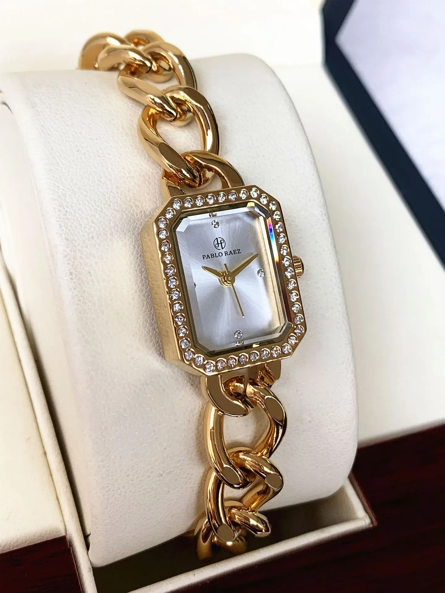 Ladies Waterproof Gold Bracelet Watch Tuhao — feature 18