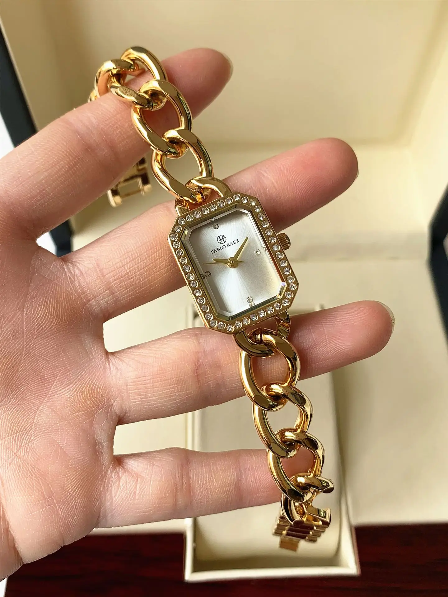 Ladies Waterproof Gold Bracelet Watch Tuhao — feature 20