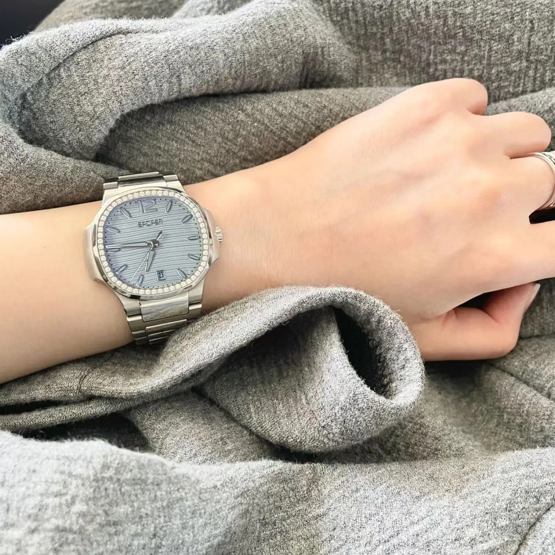 Elegant Couple's Wristwatch with Diamond Encrusted Dial - Image 3