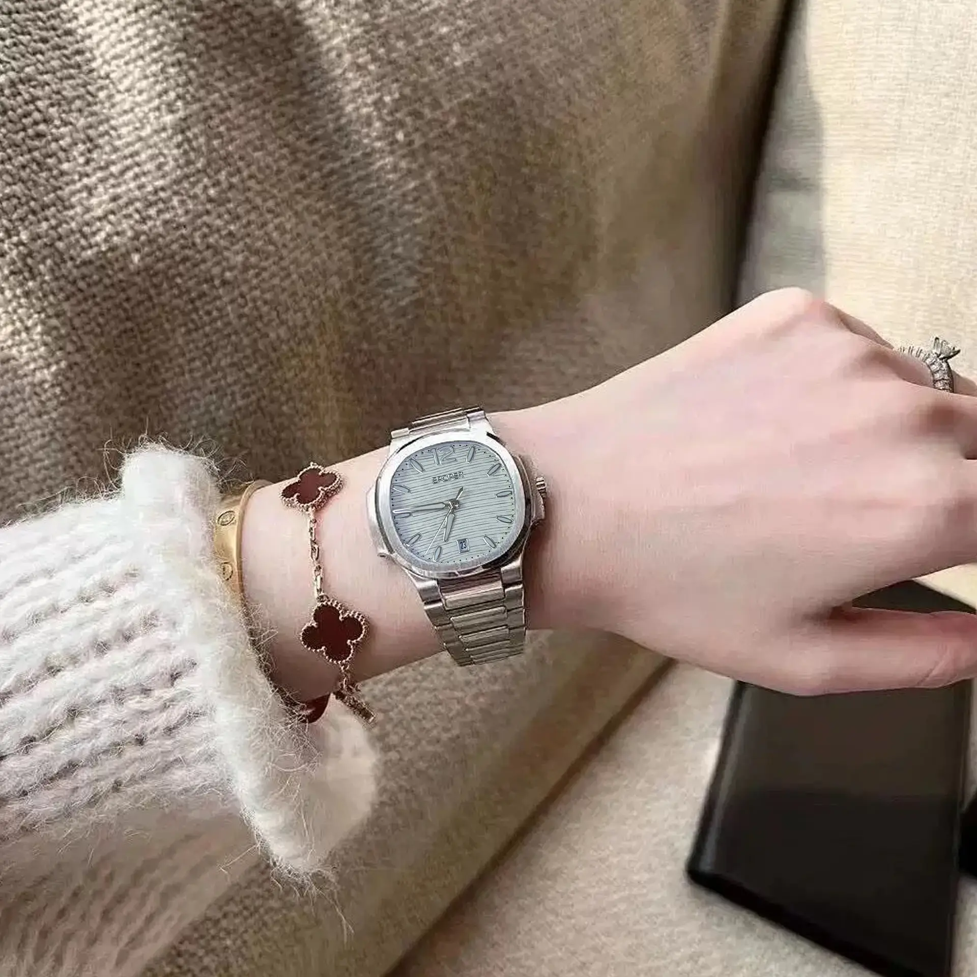 Elegant Couple's Wristwatch with Diamond Encrusted Dial - Image 4