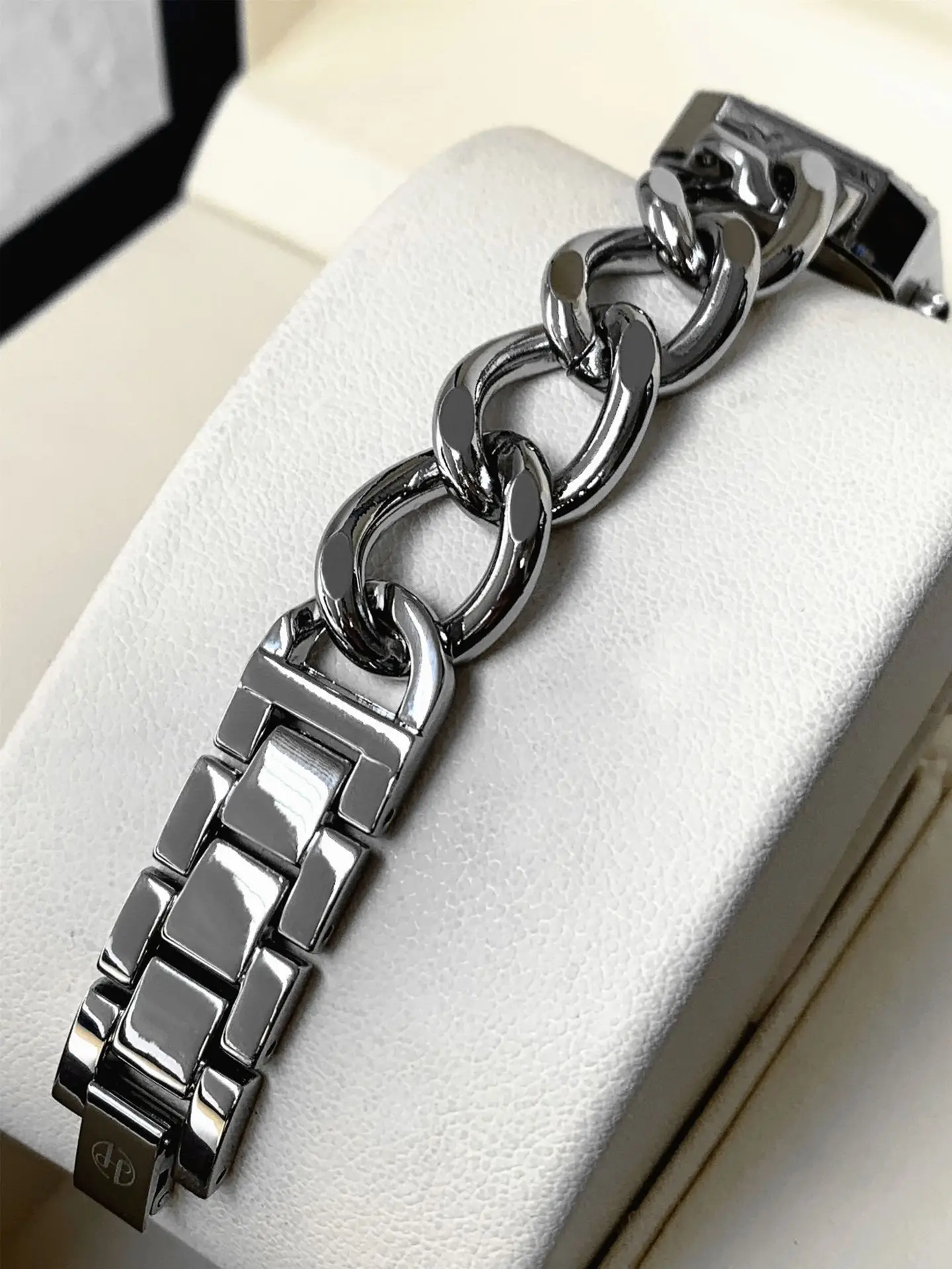 Light Luxury Women's Square Rhinestone Bracelet Watch — feature 11