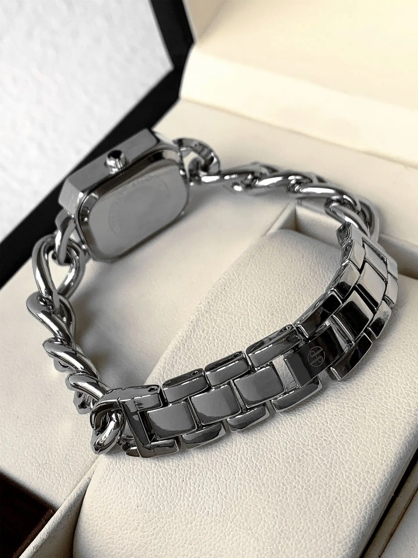 Light Luxury Women's Square Rhinestone Bracelet Watch — feature 12