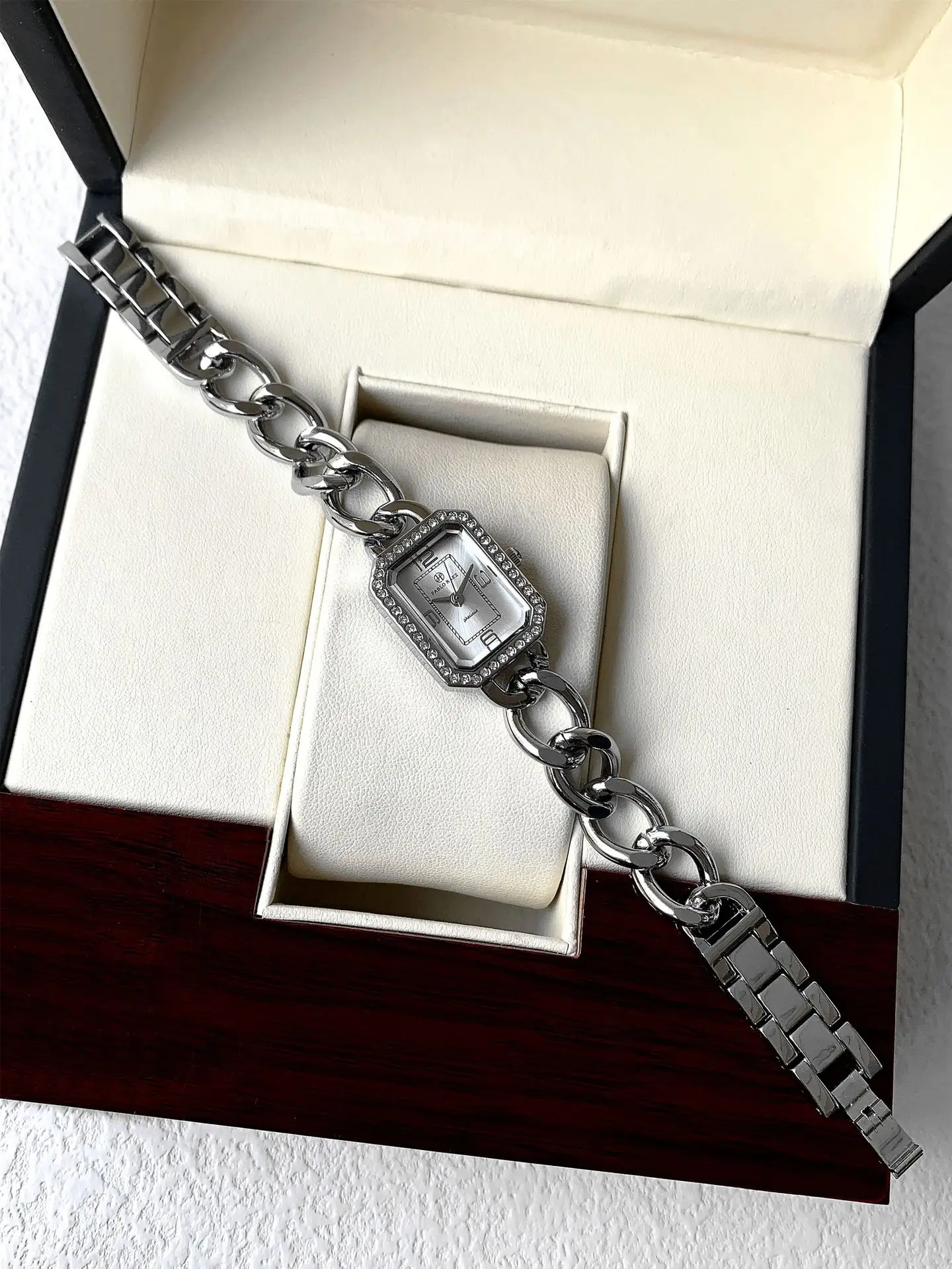 Light Luxury Women's Square Rhinestone Bracelet Watch — feature 13