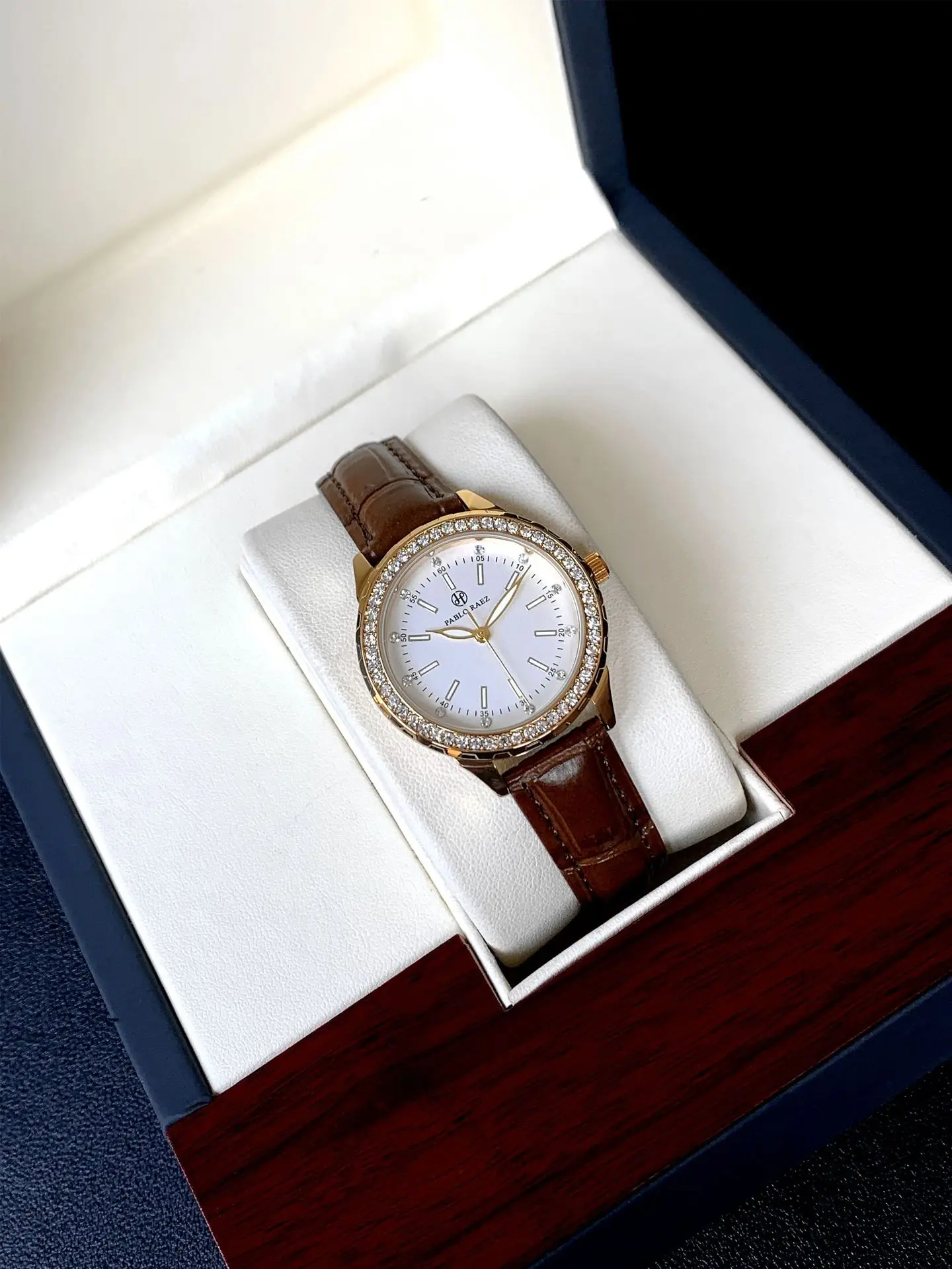 Luxury Gold Rhinestone Watch for Women Waterproof Brown Leather — feature 10