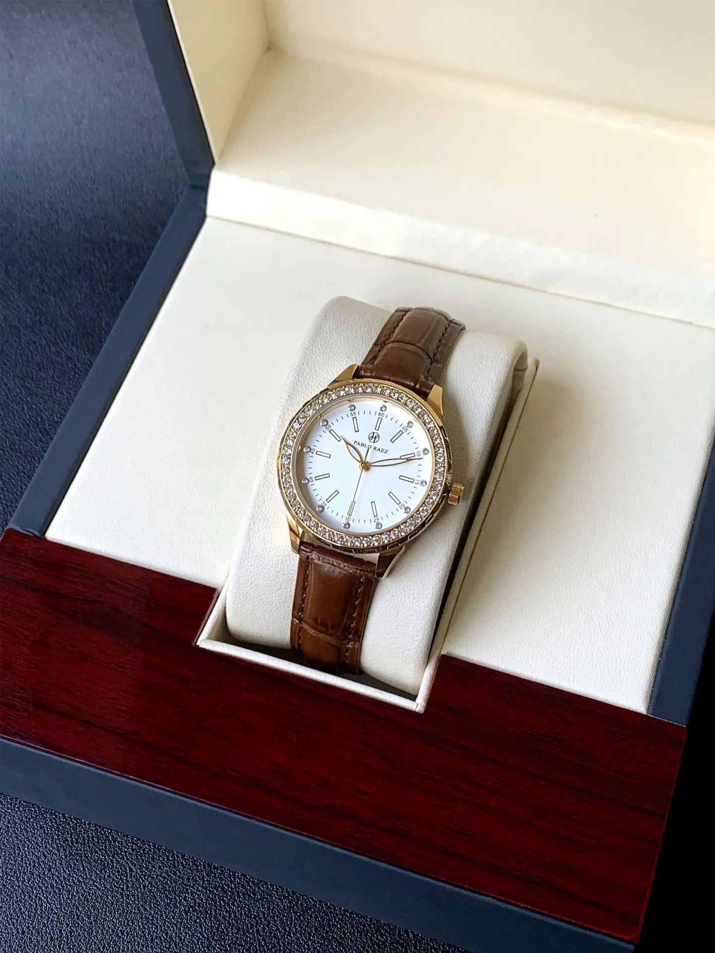 Luxury Gold Rhinestone Watch for Women Waterproof Brown Leather — feature 7