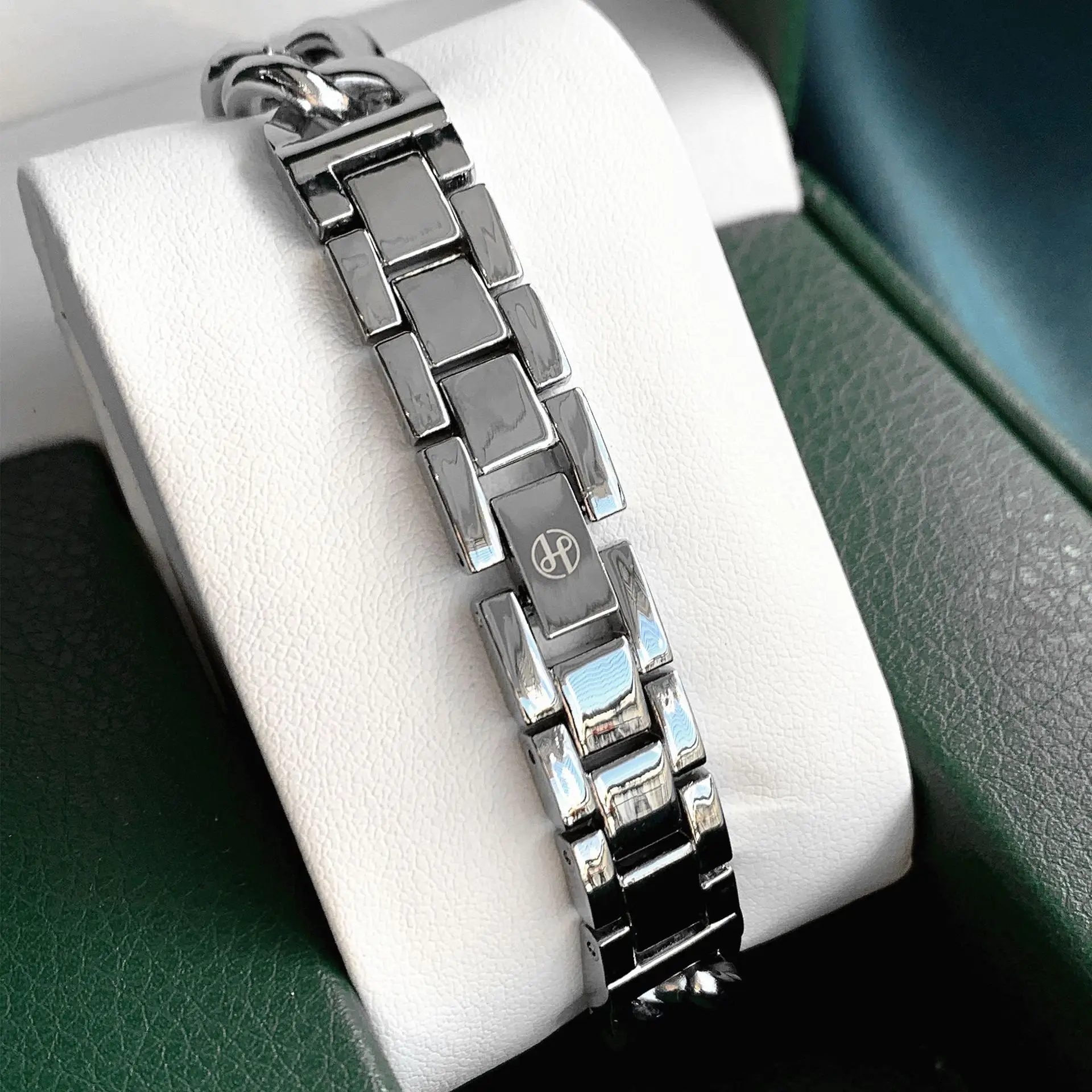 Women's Gold Chain Bracelet Quartz Watch Small - Image 9