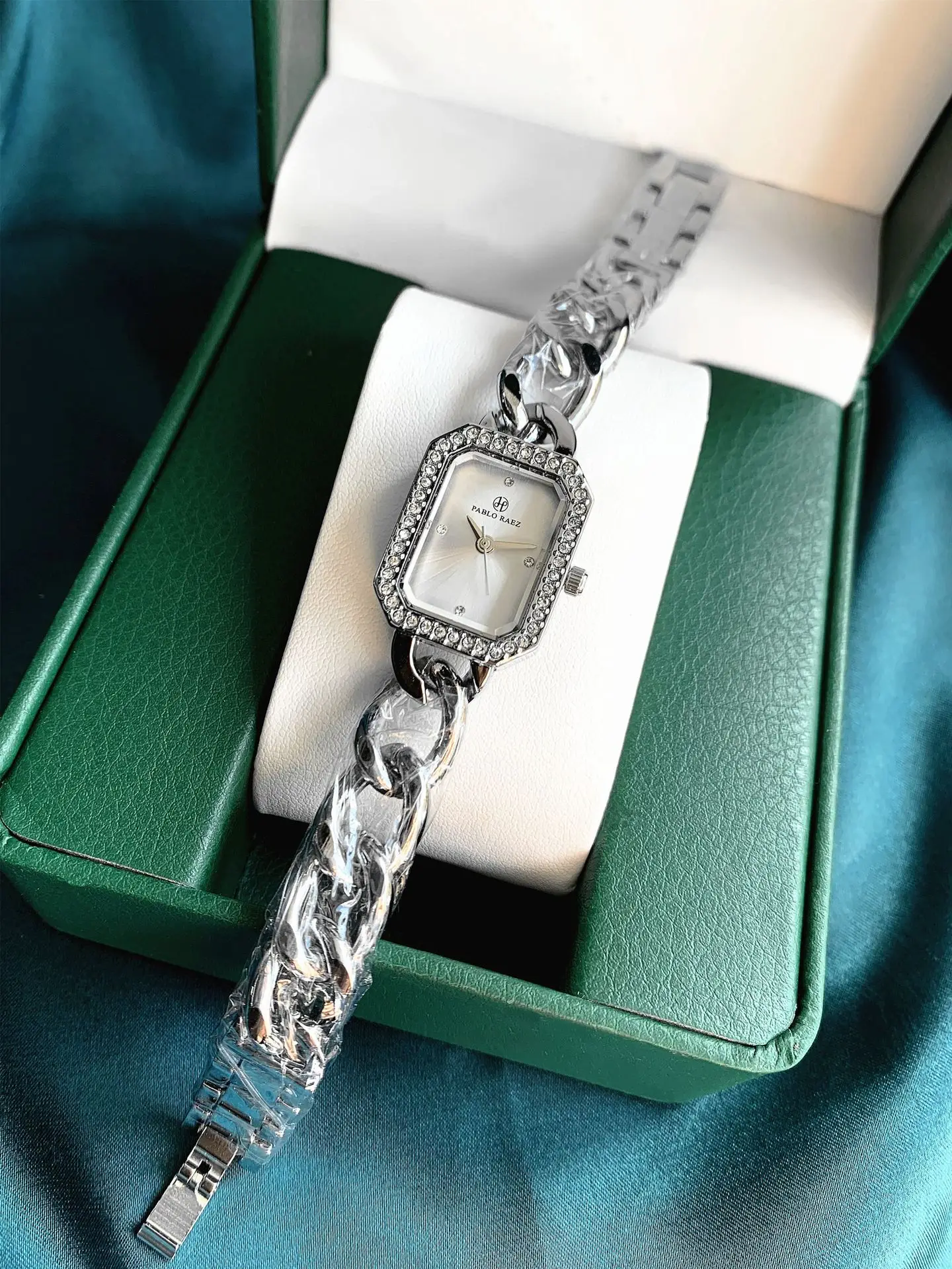 Women's Gold Chain Bracelet Quartz Watch Small — feature 10